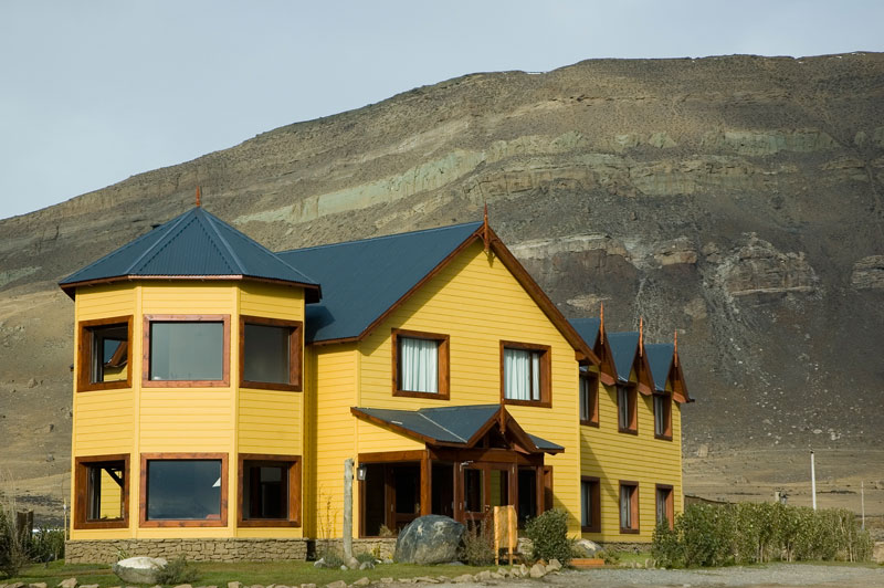 La Hostería con el Cerro Calafate al fondo